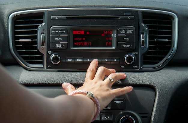 Расположение блока внутри салона автомобиля