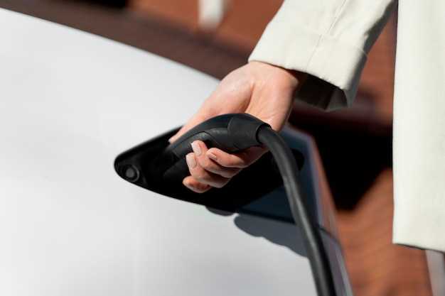 Процесс открытия капота