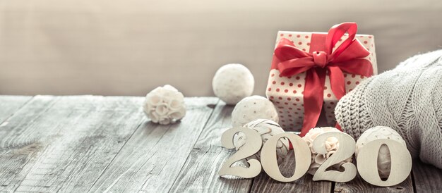 Создание праздничной атмосферы с помощью тематических гирлянд и игрушек