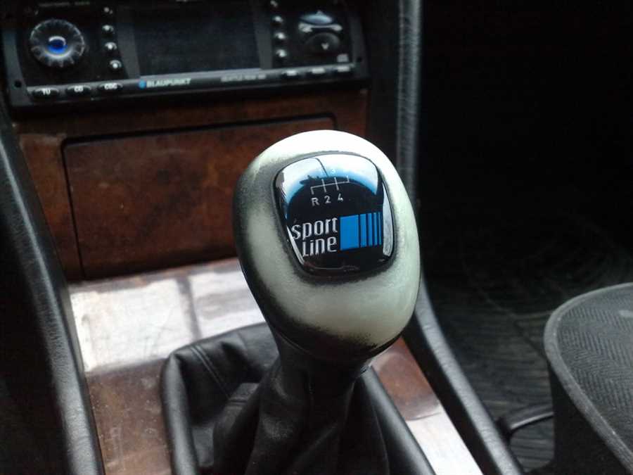 Как снять ручку КПП на Mercedes-Benz W124 без повреждения автомобиля